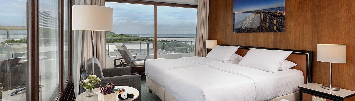 Camera familiare luminosa al Maritim Seehotel Timmendorfer Strand con balcone e vista sul Mar Baltico