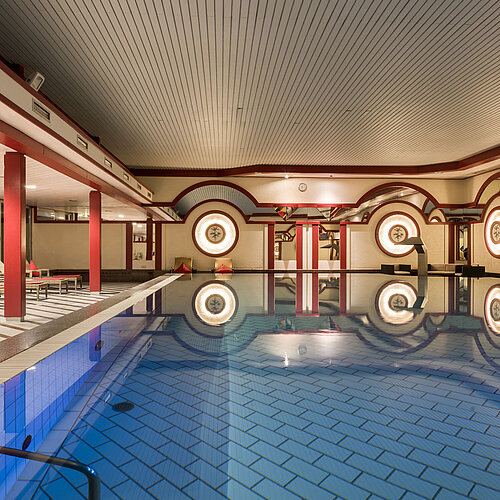 Zona de spa con tumbonas y gran piscina cubierta en el Maritim Hotel Bad Wildungen