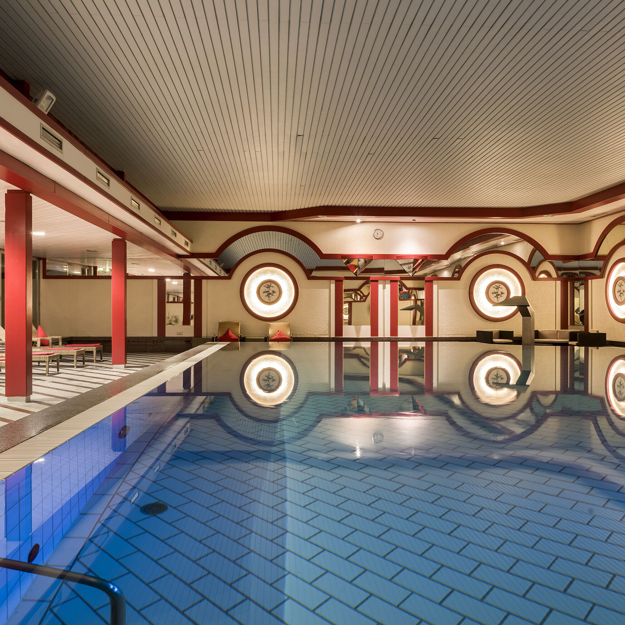 Espace spa avec transats et grande piscine intérieure au Maritim Hotel Bad Wildungen