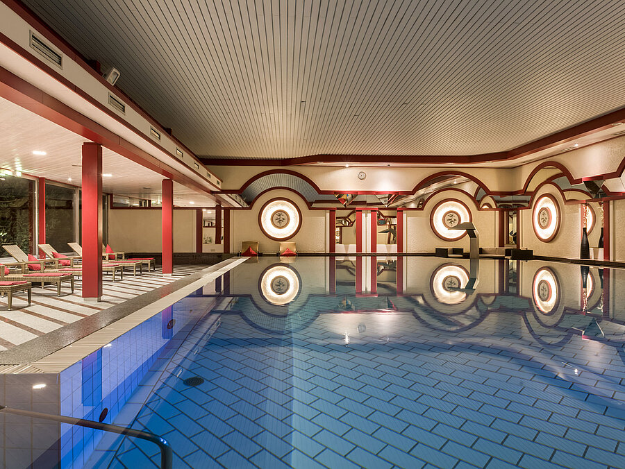Area spa con lettini e grande piscina coperta al Maritim Hotel Bad Wildungen