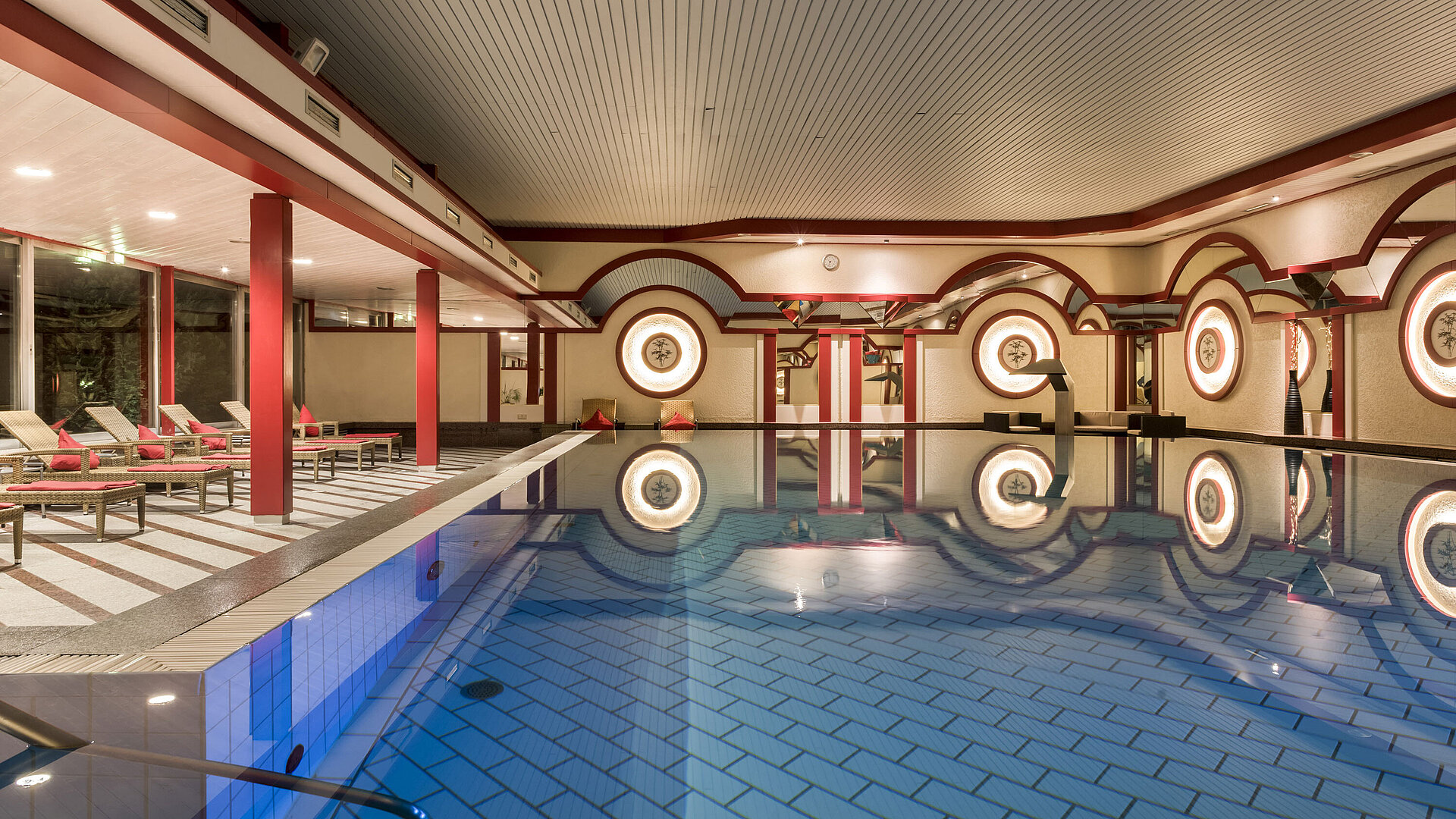 Area spa con lettini e grande piscina coperta al Maritim Hotel Bad Wildungen