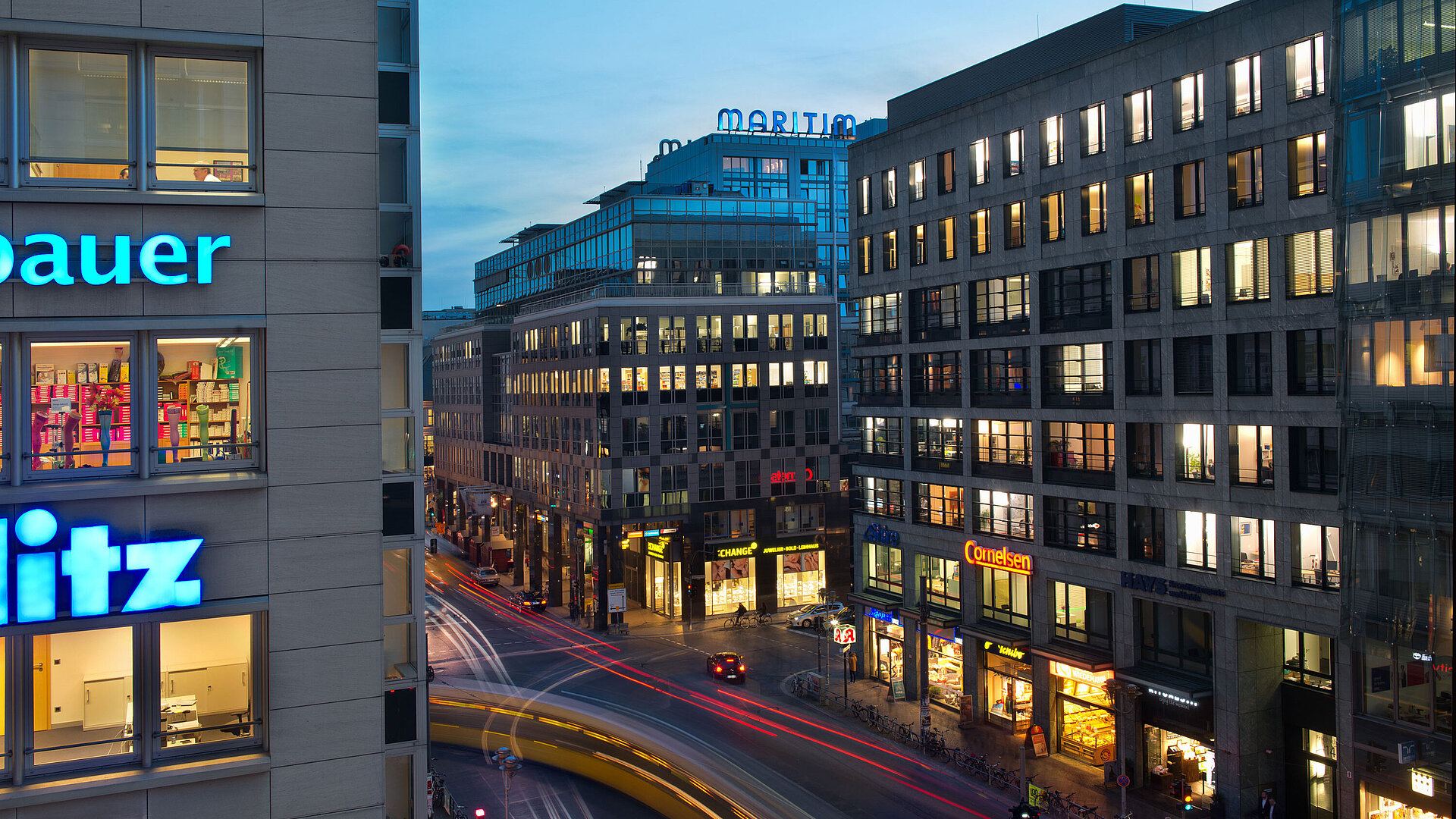 Maritim proArte Hotel Berlino illuminato di notte, situato centralmente in Friedrichstraße.