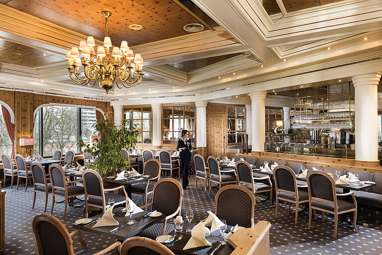 Restaurant rustique de style campagne avec tables dressées au Maritim Hotel Ulm