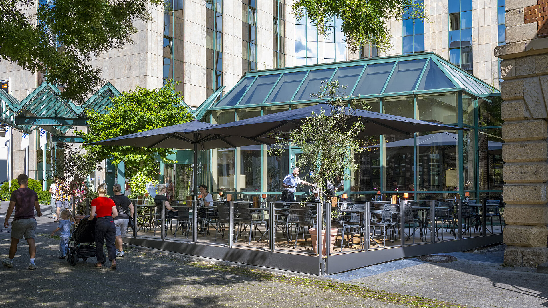 The sunny outdoor terrace of the Maritim Hotel Stuttgart invites guests to relax and enjoy
