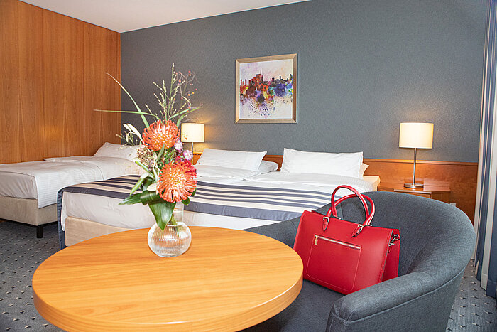 Chambre familiale spacieuse au Maritim Hotel Ulm avec équipements modernes et bureau.