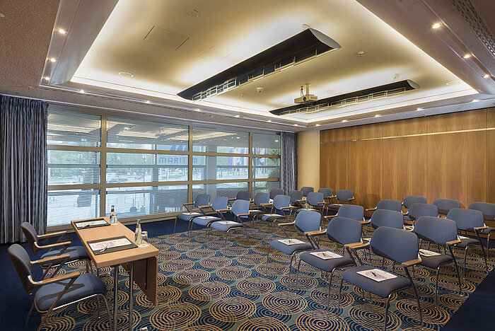 Sala de conferencias moderna en el Hotel Maritim Frankfurt con asientos y mesas para reuniones o seminarios.