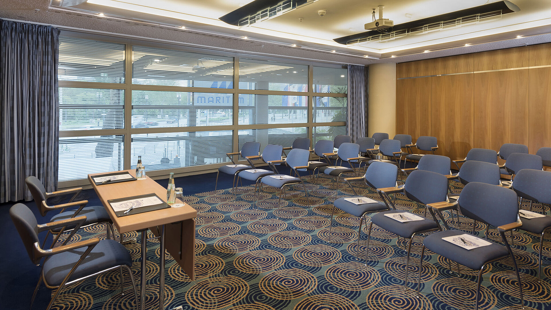Sala de conferencias moderna en el Hotel Maritim Frankfurt con asientos y mesas para reuniones o seminarios.