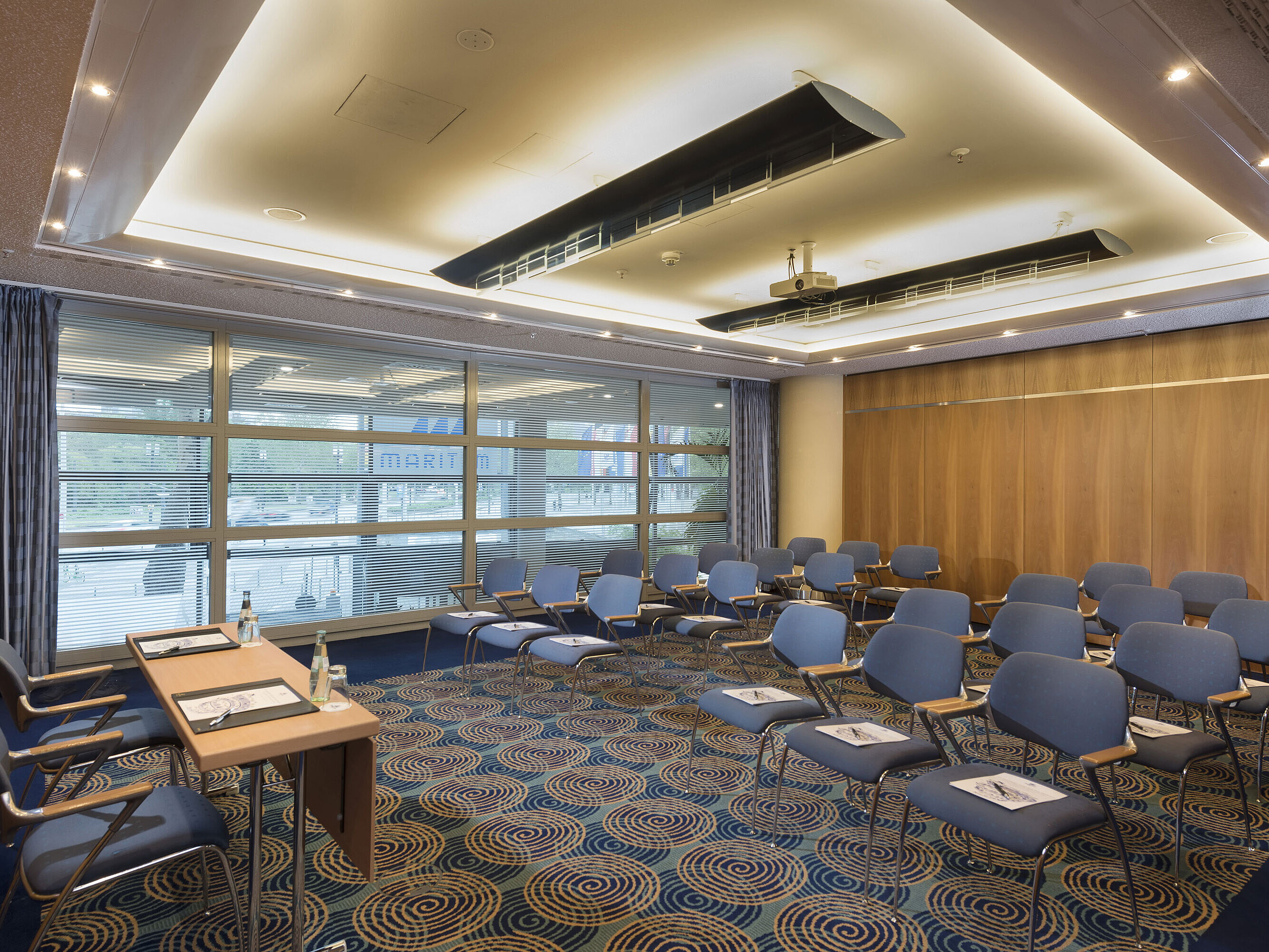 Sala de conferencias moderna en el Hotel Maritim Frankfurt con asientos y mesas para reuniones o seminarios.