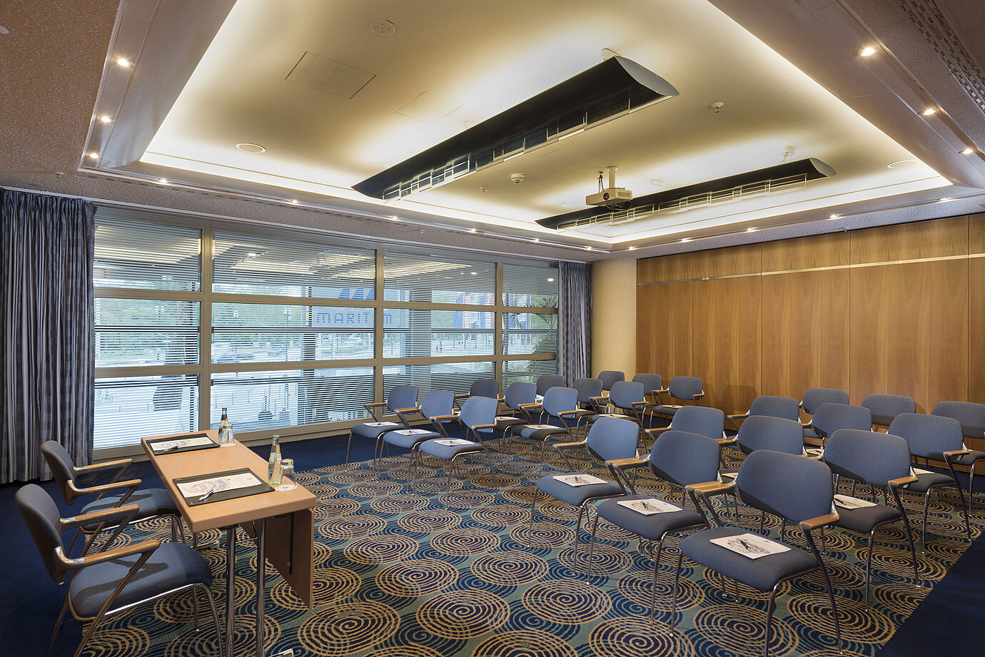 Sala de conferencias moderna en el Hotel Maritim Frankfurt con asientos y mesas para reuniones o seminarios.
