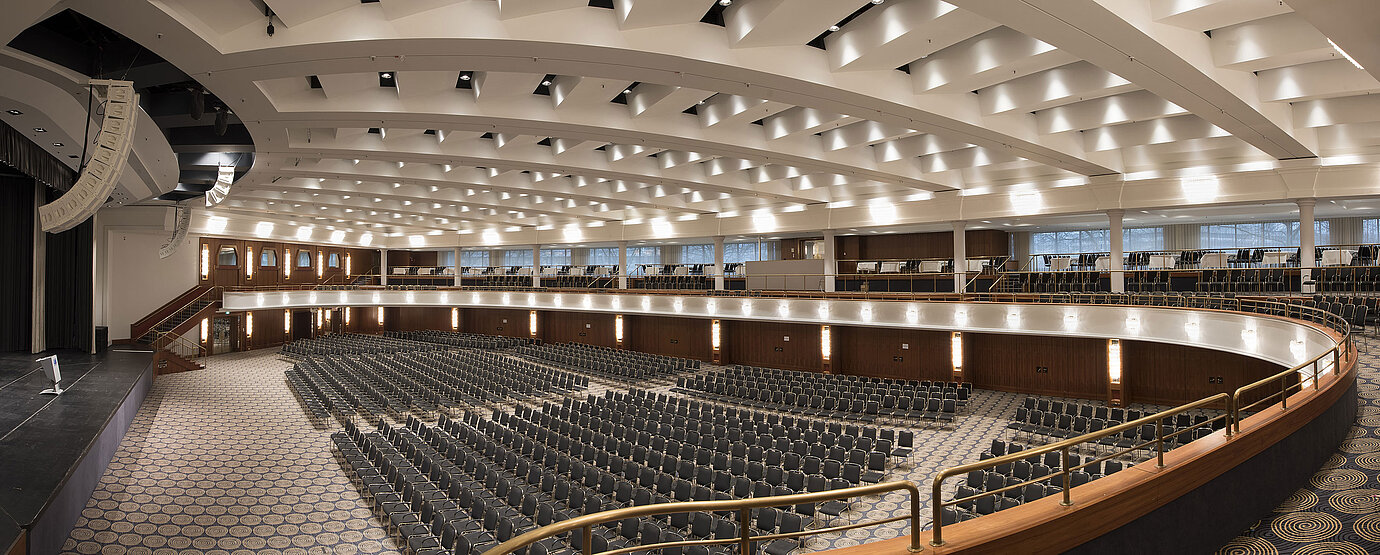 La imagen muestra el gran salón Maritim en el Hotel Maritim Bonn, preparado para conferencias o grandes eventos.