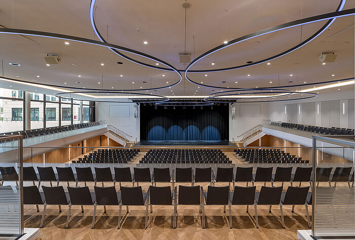 Grande salle d’événements du Maritim Hotel Ingolstadt avec éclairage moderne et scène.