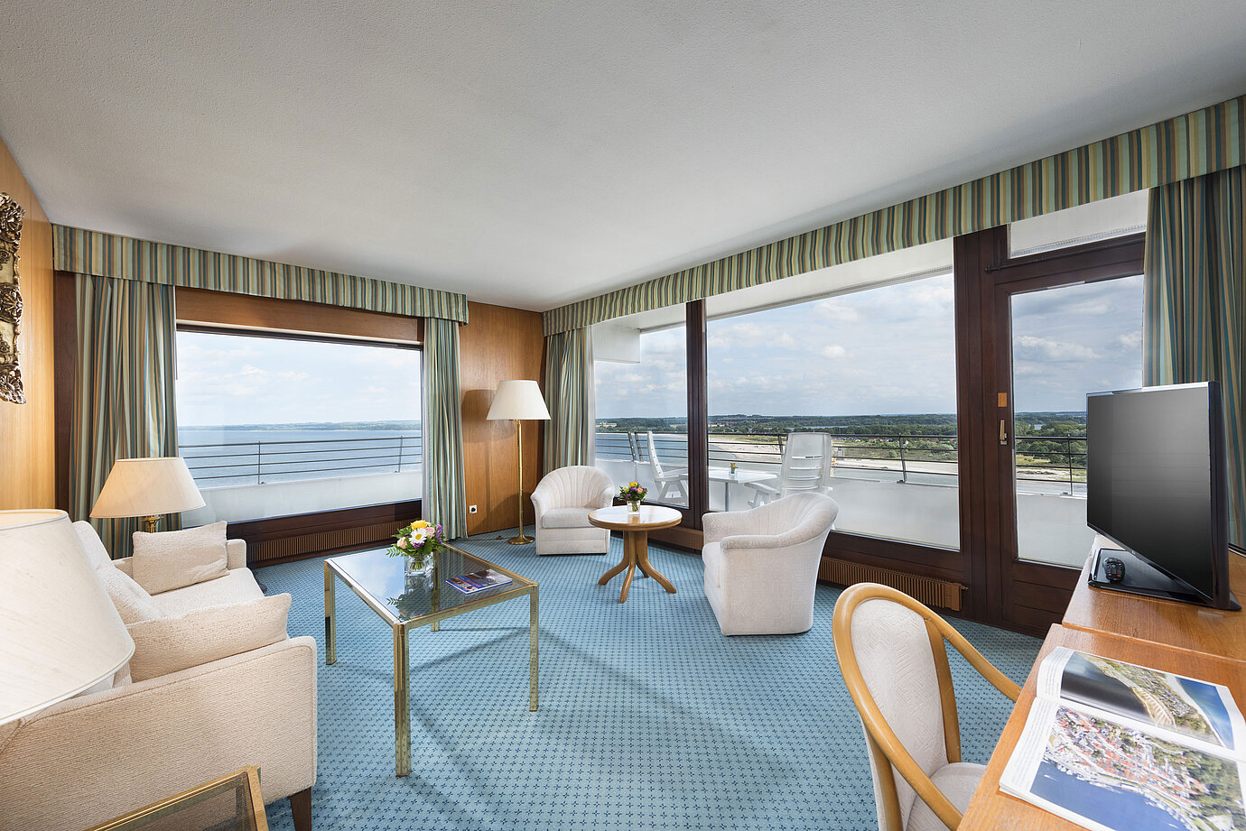 Spacious living area in the suite at Maritim Hotel Travemünde with panoramic view of the Baltic Sea