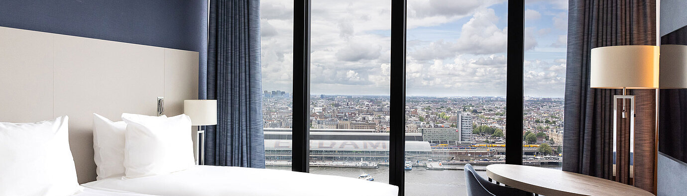Camera doppia con ampia finestra e vista su Amsterdam al Maritim Hotel