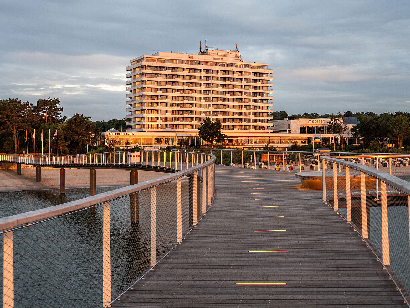 Maritim Seehotel Timmendorfer Strand visto desde el muelle con playa y vista al Báltico