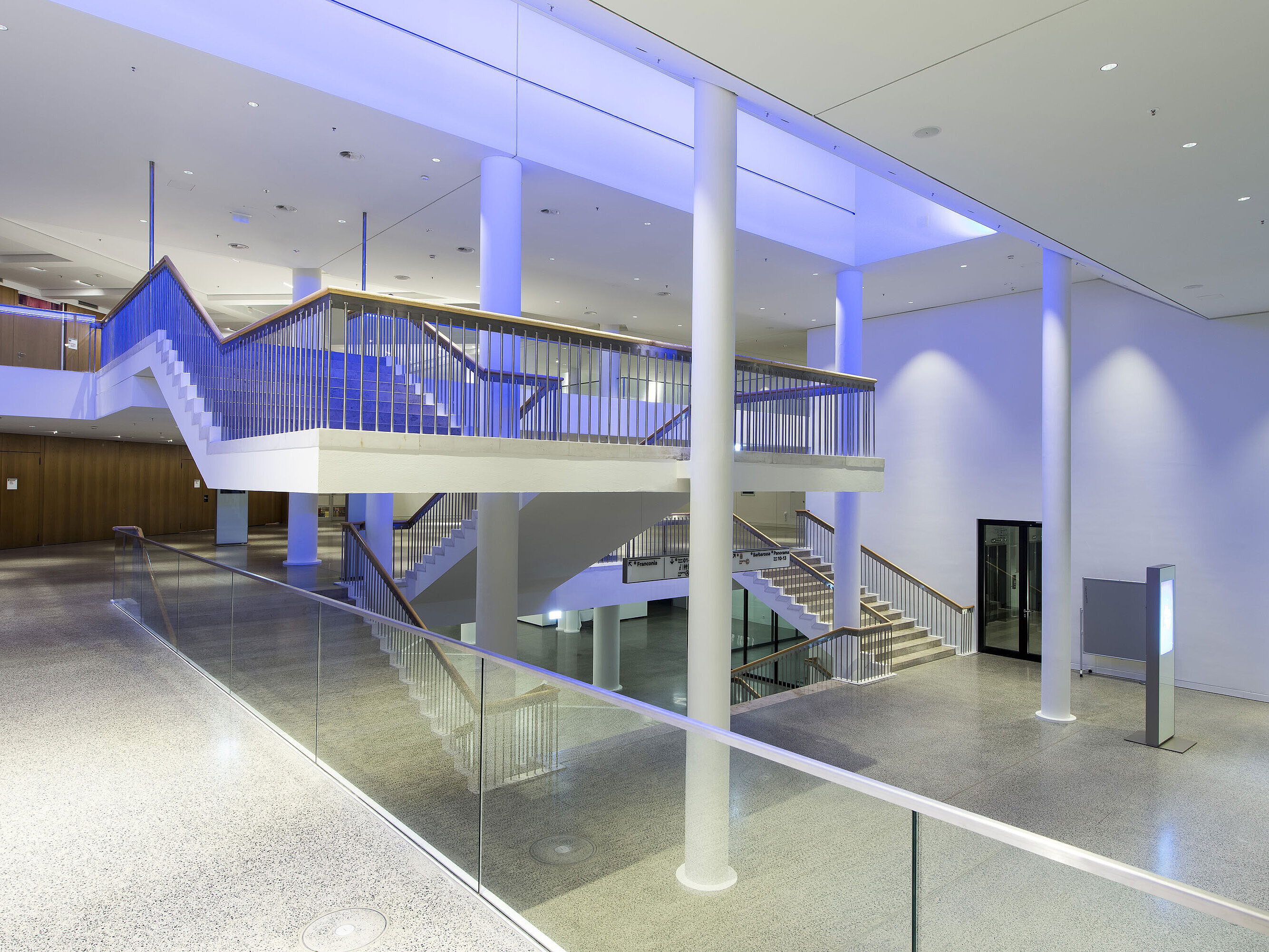 Escalera amplia con diseño moderno en la zona de conferencias del Maritim Hotel Würzburg