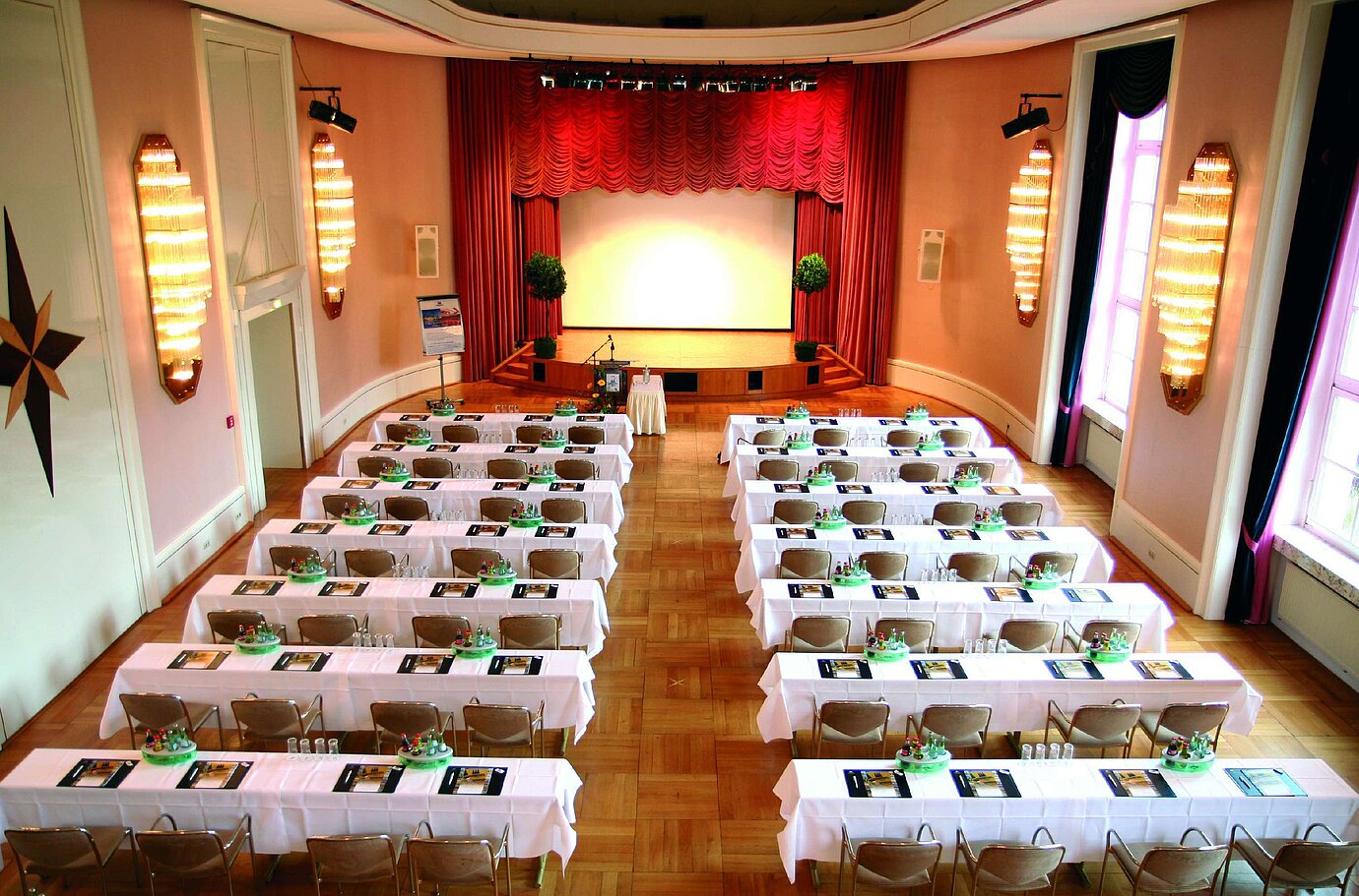 Salle de conférence historique au Maritim Hotel Bad Wildungen avec scène et lumière naturelle