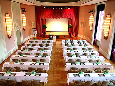 Sala de conferencias histórica en el Maritim Hotel Bad Wildungen con escenario y luz natural