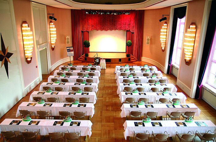 Salle de conférence historique au Maritim Hotel Bad Wildungen avec scène et lumière naturelle