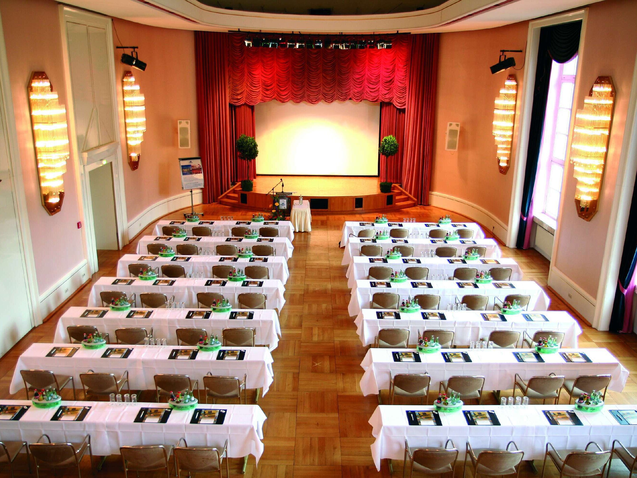 Sala de conferencias histórica en el Maritim Hotel Bad Wildungen con escenario y luz natural