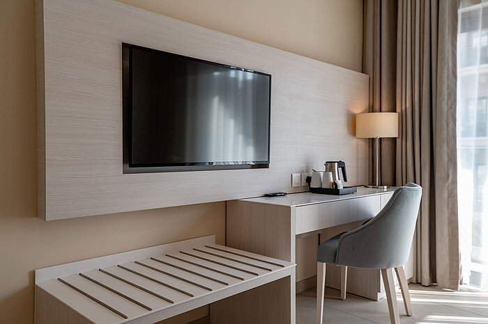 Suite Junior Area lavoro e intrattenimento della Junior Suite del Maritim Antonine Hotel & Spa Malta con scrivania, televisore a schermo piatto e angolo tè e caffè