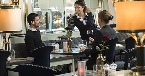 Restaurante acogedor con interior elegante, velas y servicio amable en el Maritim Hotel Hannover.