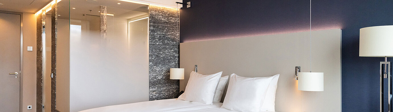Camera doppia luminosa al Maritim Hotel Amsterdam con interni moderni e bagno in vetro