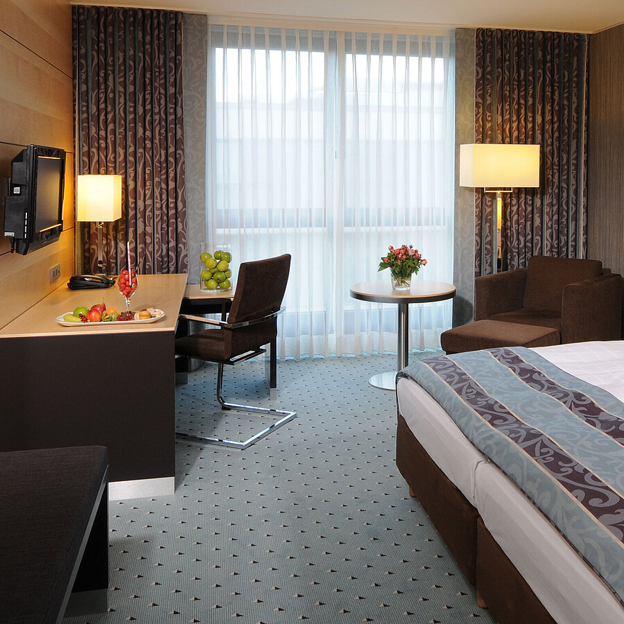 Chambre Superior au Maritim Hotel Düsseldorf avec lit double élégant, bureau moderne, coin salon confortable et détails frais