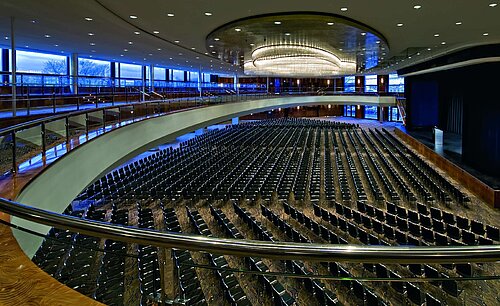 Spacious event hall at Maritim Hotel Düsseldorf with row seating and an elegant gallery for conferences and events.