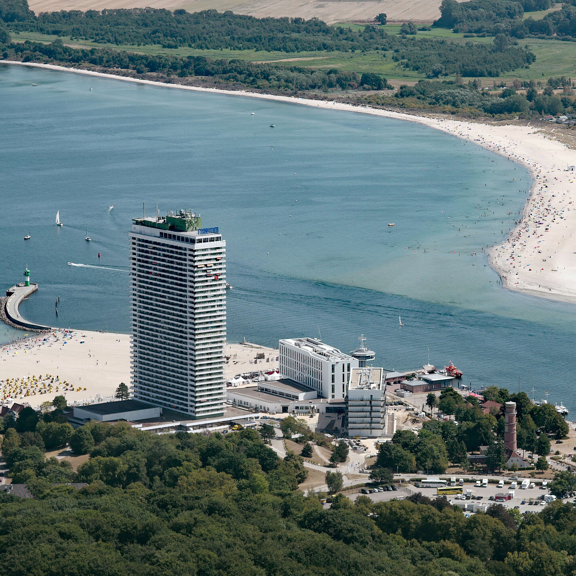 Vue extérieure Vue aérienne du Maritim Hotel Travemünde en bord de mer avec vue sur la baie de Lübeck
