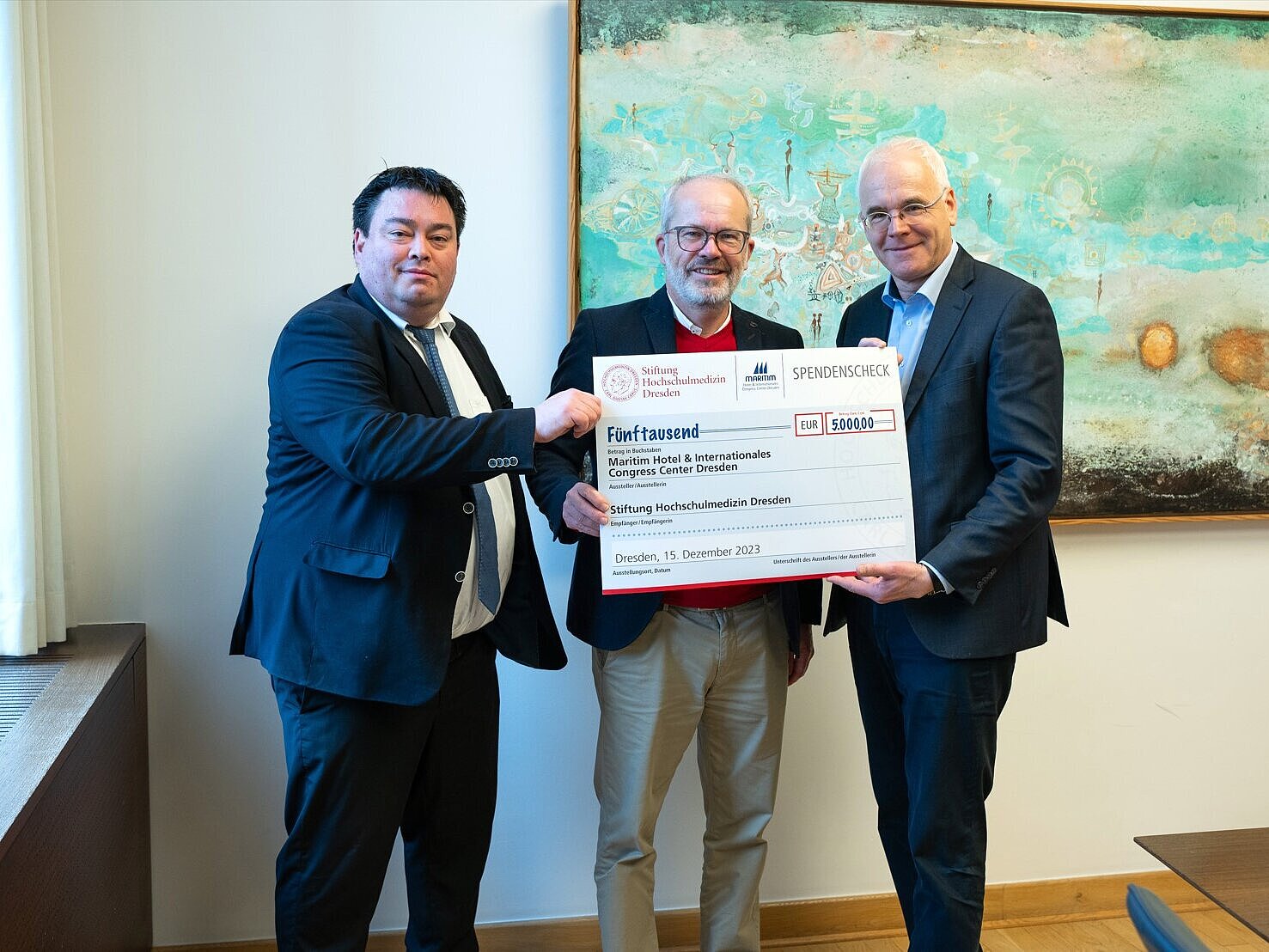 Remise d'un chèque du Maritim Hotel & Internationales Congress Center Dresden à la Stiftung Hochschulmedizin Dresden