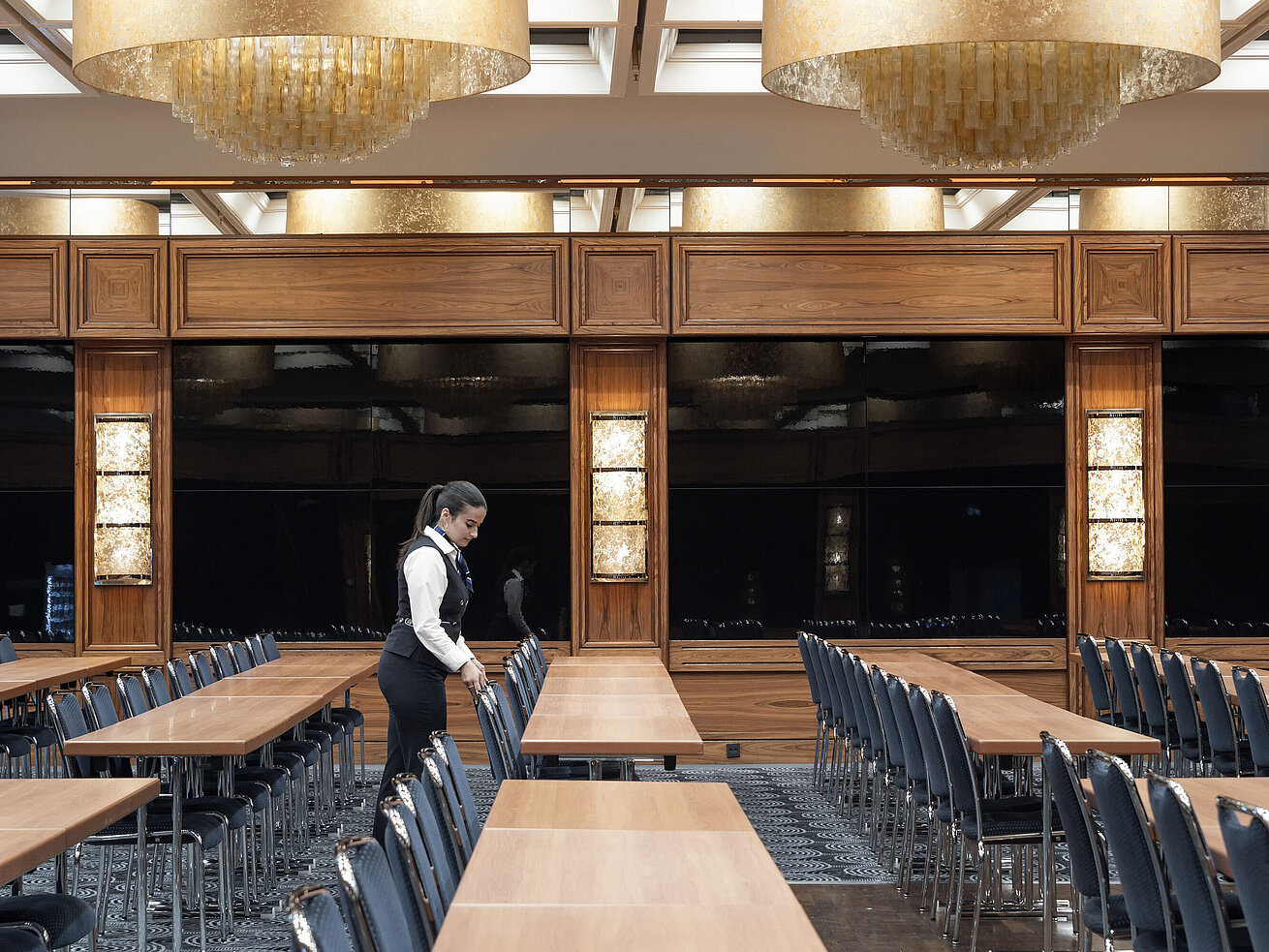 Sala elegante con lampadari e sedie in fila al Maritim Hotel Darmstadt