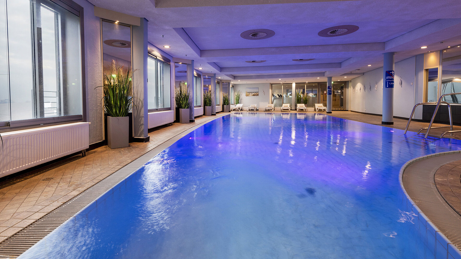 Pool Piscina coperta illuminata del Maritim Hotel Frankfurt con atmosfera rilassante e finestre panoramiche.