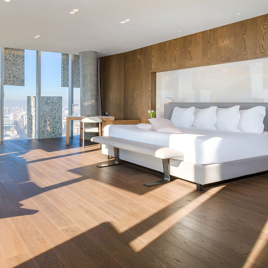 Suite panoramique lumineuse avec vue sur la ville et mobilier design au Maritim Hotel Plaza Tirana