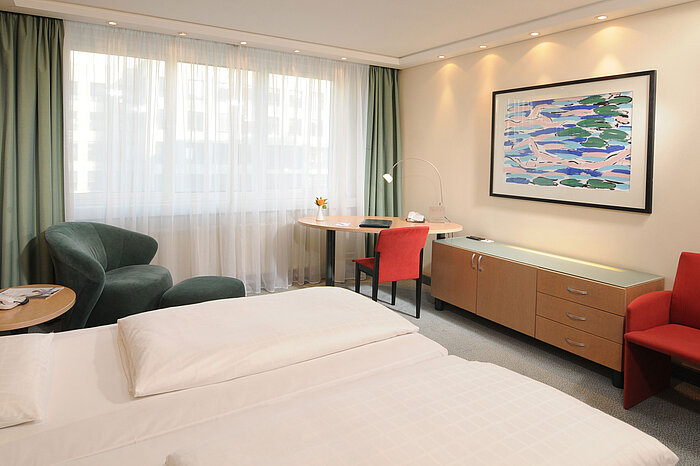 Comfortable double room at Maritim proArte Hotel Berlin with modern design and desk.