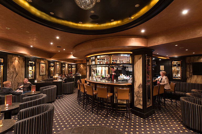 Bar d'hôtel élégante au Maritim Hotel Fulda avec ambiance chaleureuse, comptoir raffiné et salon cosy.