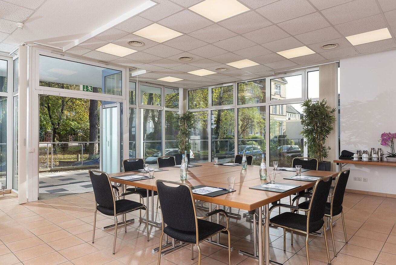 Salle de conférence avec grandes fenêtres et accès direct à la terrasse au Maritim Hotel Königswinter.