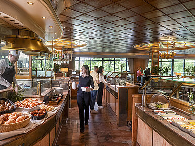 Bufé de desayuno abundante en Maritim Hotel Hannover con pasteles frescos y platos calientes.