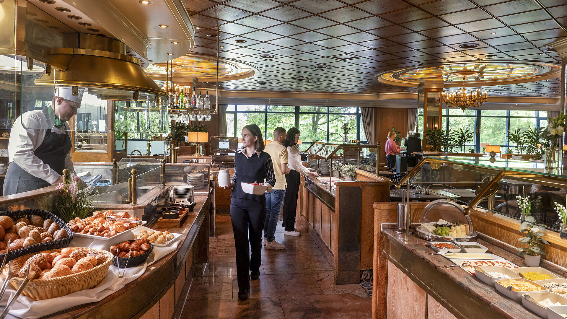 Bufé de desayuno abundante en Maritim Hotel Hannover con pasteles frescos y platos calientes.