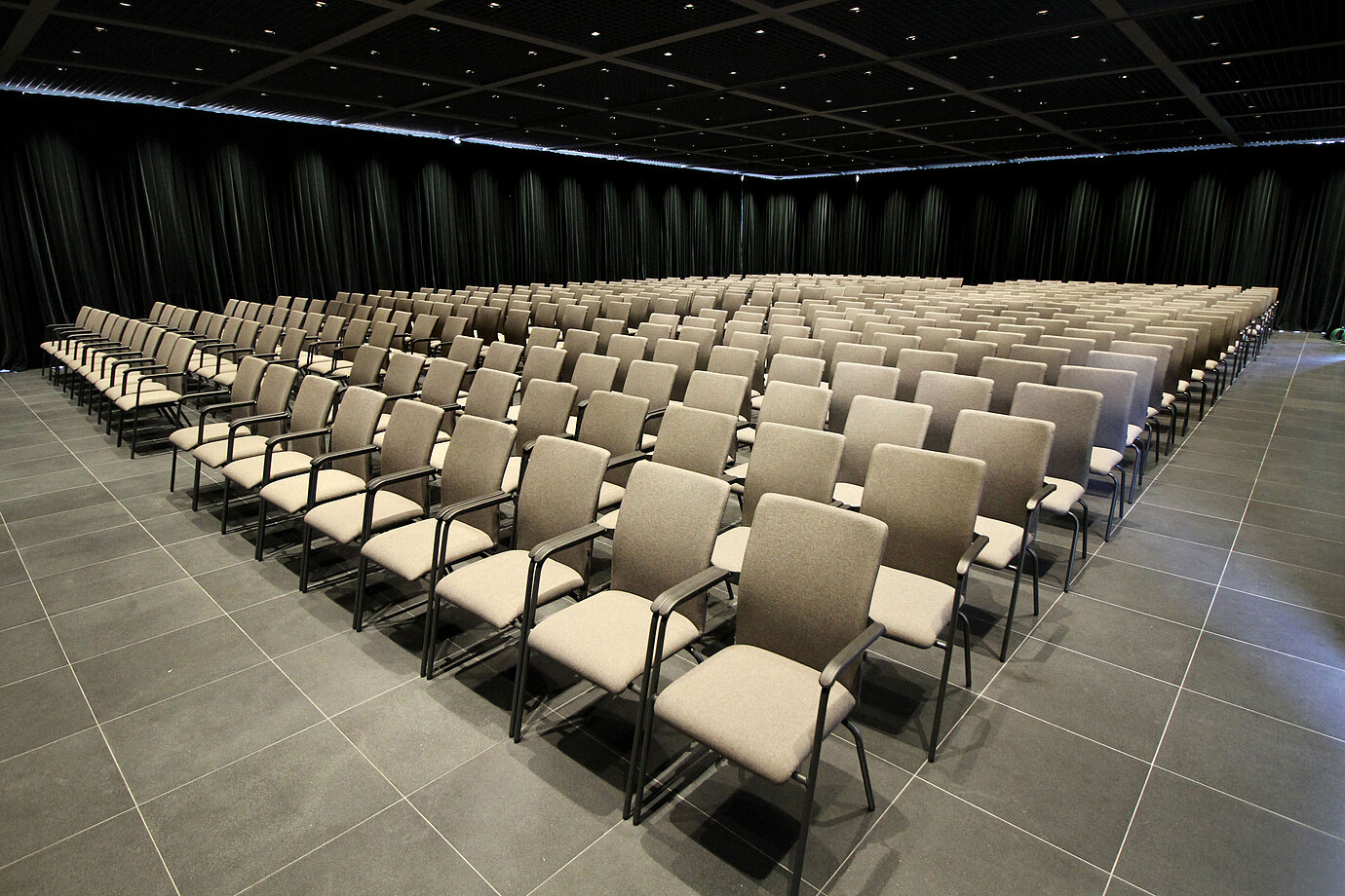 Gran sala de conferencias con sillas alineadas y vista al escenario en el Maritim Hotel Plaza Tirana