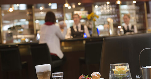 Latte macchiato et pâtisserie au café du Maritim Hotel Stuttgart avec vue sur le bar
