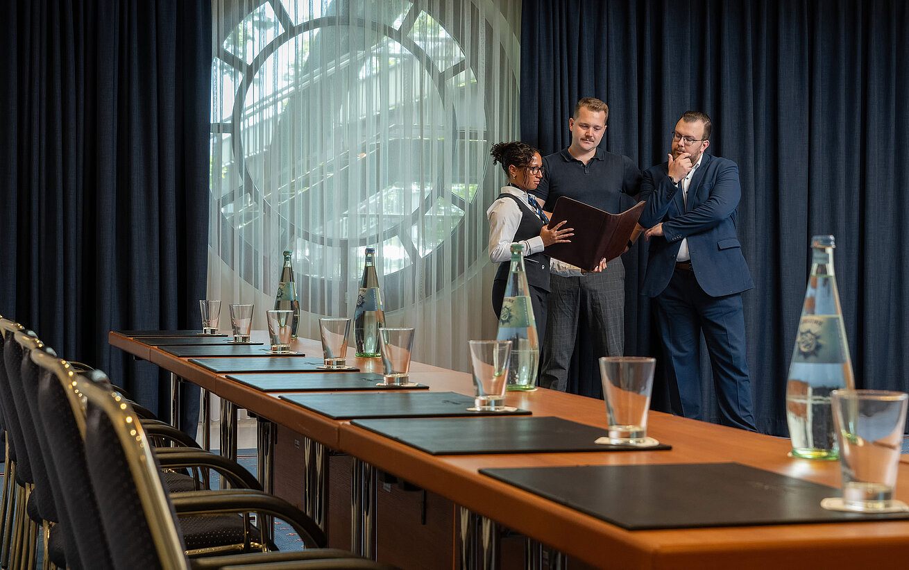 Meeting in the conference room of Maritim Hotel Kölnwith large round window