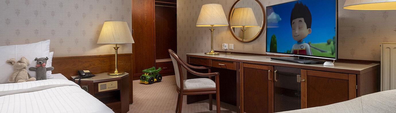 Family room Child-friendly room with plush toys, TV cartoon and toys at Maritim Hotel Bad Wildungen