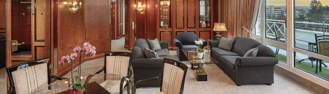 Presidential Suite Spacious suite with chandelier, stylish furniture and sunset view at the Maritim Hotel Bad Wildungen