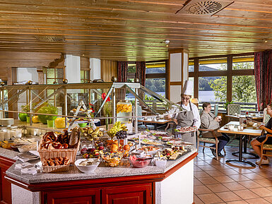 Buffet de desayuno abundante con vistas al lago en el Maritim Hotel Titisee