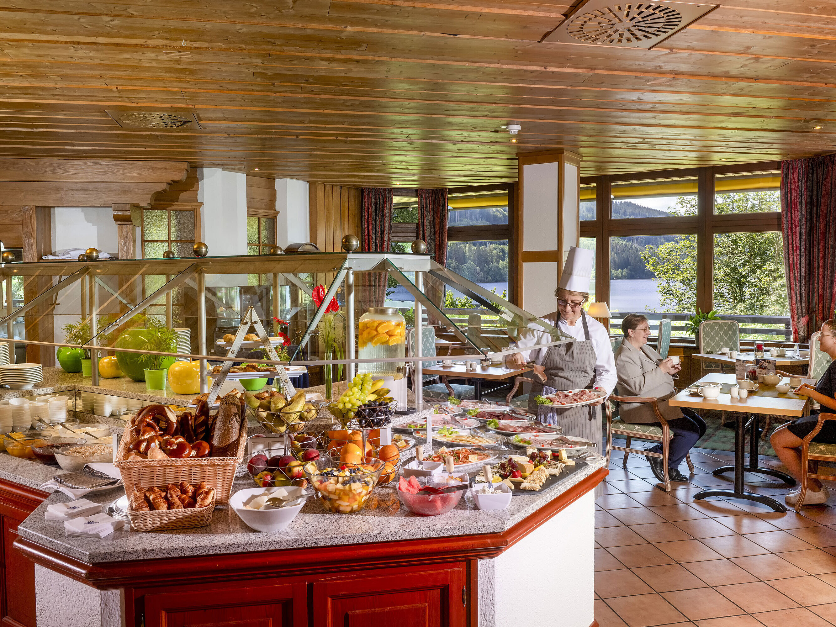 Buffet de desayuno abundante con vistas al lago en el Maritim Hotel Titisee