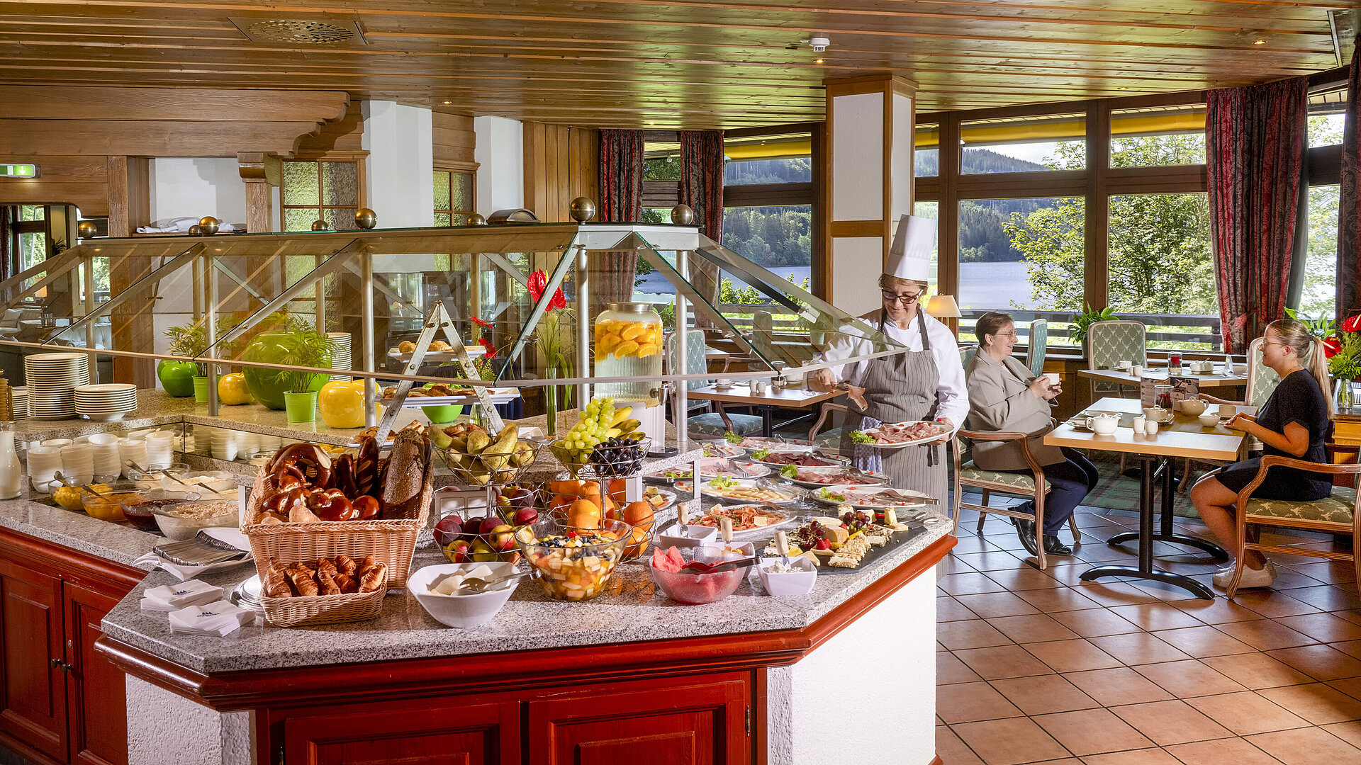 Buffet de desayuno abundante con vistas al lago en el Maritim Hotel Titisee