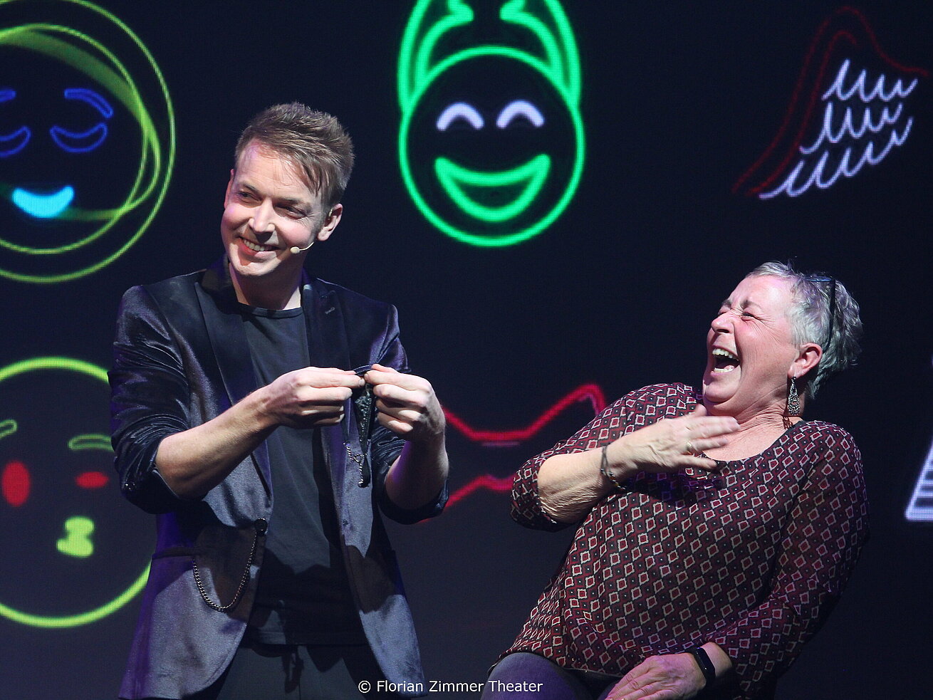 Mago Florian Zimmer actuando en el escenario del teatro de Ulm con efectos de luz.