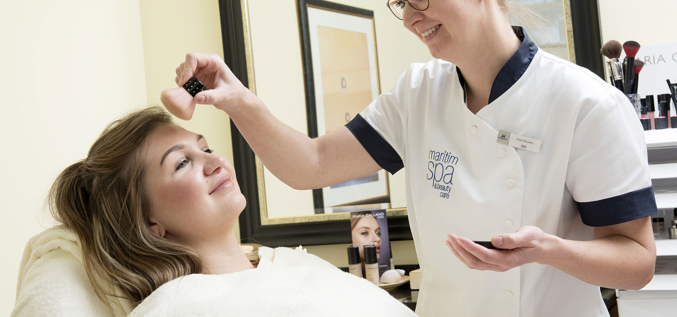 Beautician applying powder during a beauty treatment in the spa area of Maritim Seehotel Timmendorfer Strand.