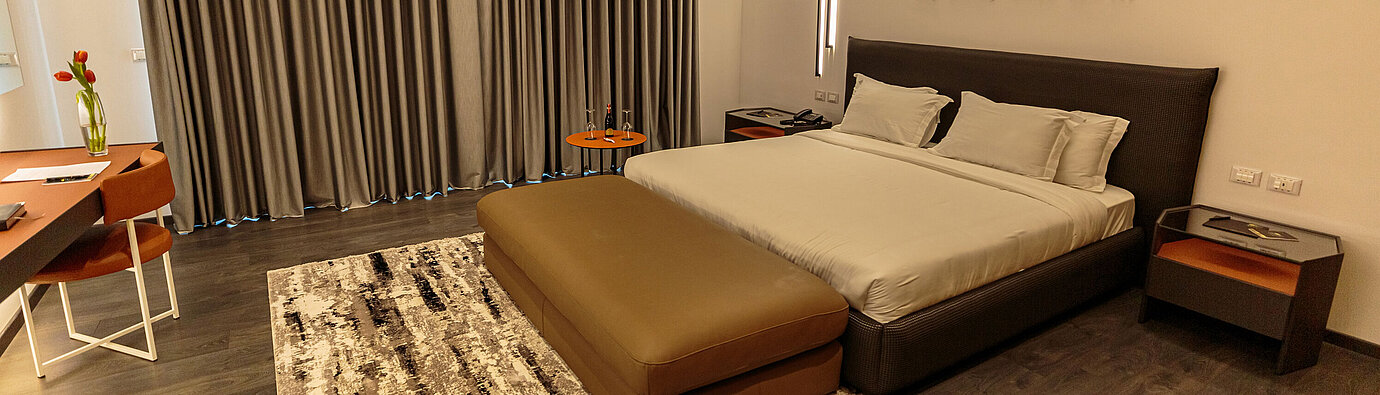 Camera doppia moderna al Maritim Resort Marina Bay con letto king, scrivania e design elegante