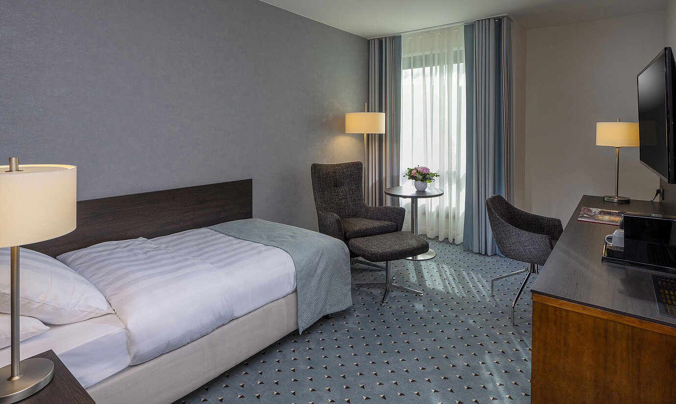 Comfortable Superior single room at Maritim Hotel Bremen with desk, armchair, and modern design.